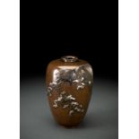 Feine Vase aus Bronze mit Raben auf mit Schnee bedeckten Kiefernzweigen sitzend, Details in Silber