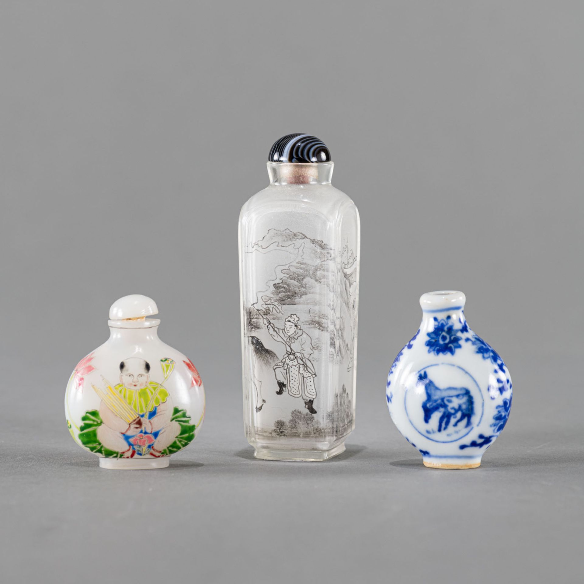 TWO GLASS AND ONE BLUE AND WHITE PORCELAIN SNUFFBOTTLE