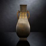 Feine Vase aus Bronze. die Halspartie mit eingelegtem Dekor von Kiri-Blüten teils mit Gold tauschi