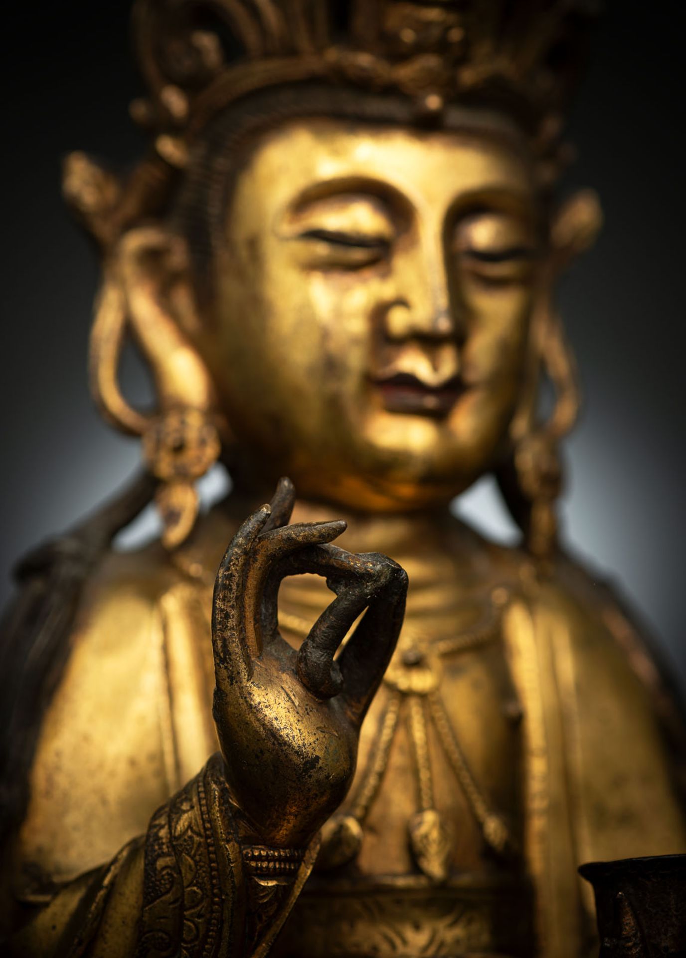 A GILT-BRONZE FIGURE OF SEATED GUANYIN - Image 3 of 10