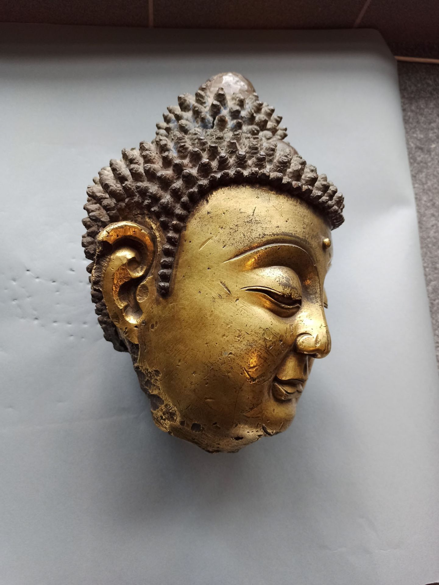 A LARGE GILT-BRONZE HEAD OF BUDDHA ON A WOOD STAND - Image 7 of 13