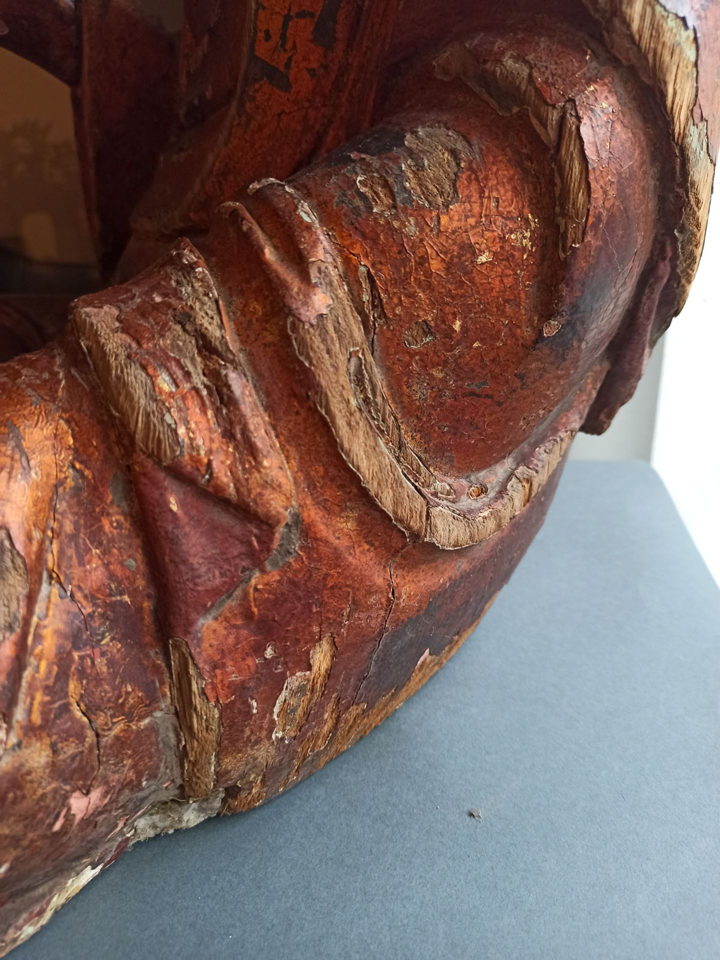 A GILT-LACQUERED CARVED WOOD FIGURE OF SEATED BUDDHA SHAKYAMUNI - Image 9 of 13