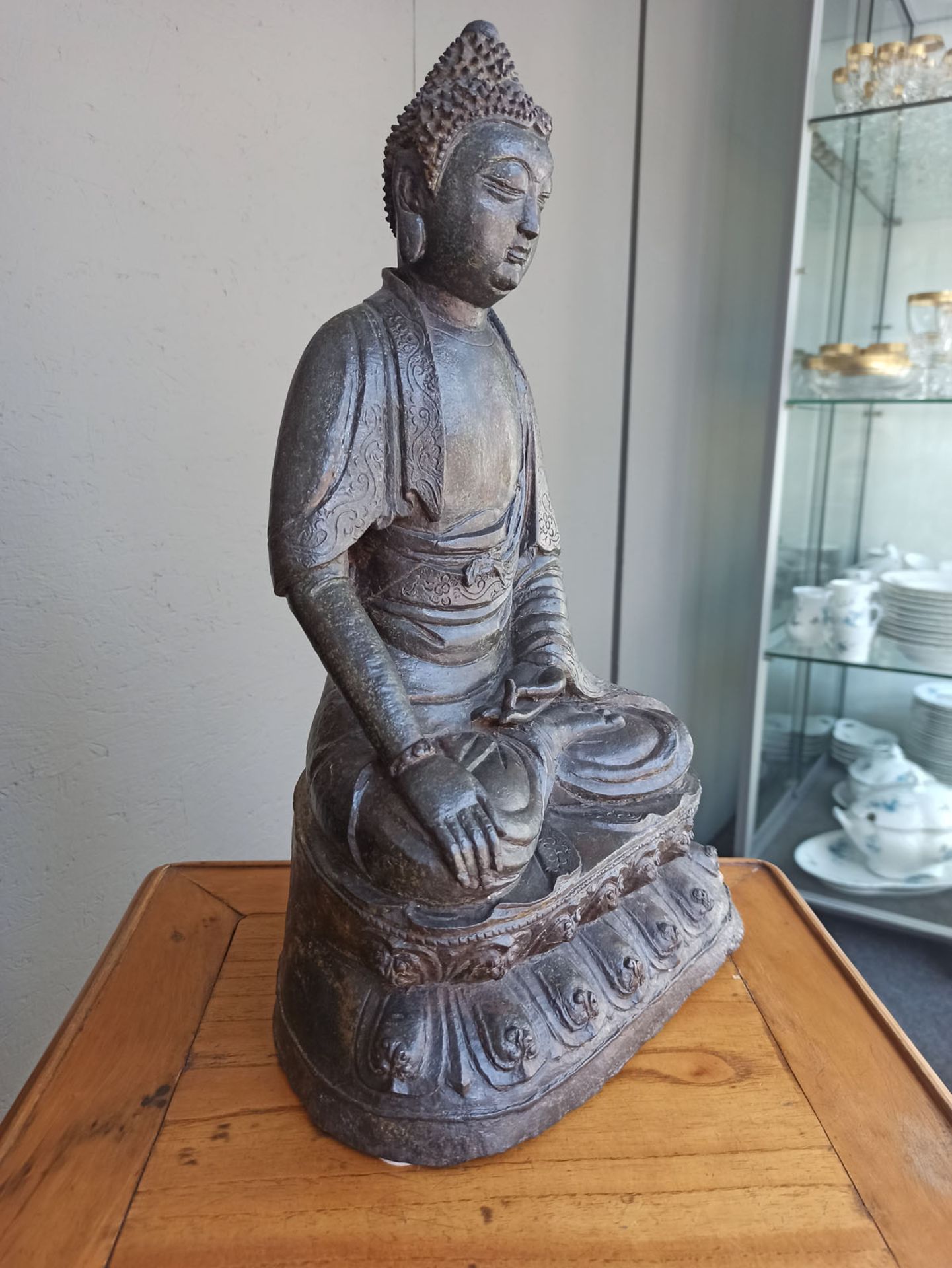 A BRONZE FIGURE OF BUDDHA SHAKYAMUNI - Image 3 of 6