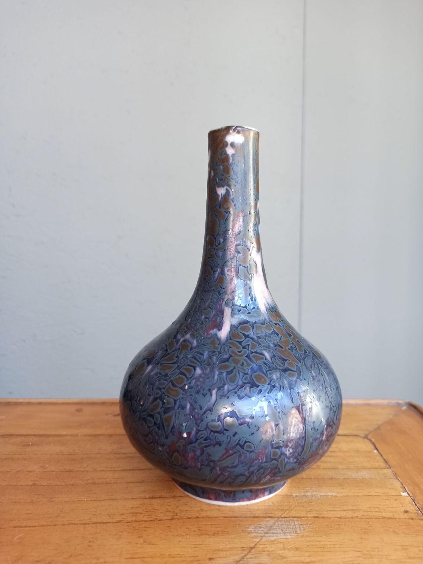 AN UNUSUAL FLAMBÉ SPLASHED PORCELAIN VASE - Image 4 of 7