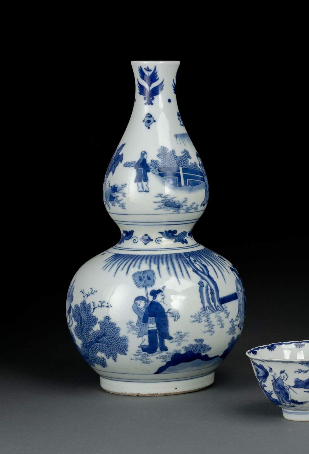 A RARE TRANSITIONAL STYLE BLUE AND WHITE GOURD-SHAPED VASE WITH A ROMAN SCENE