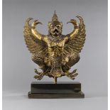 Lackvergoldete und gefasste Bronze des Garuda