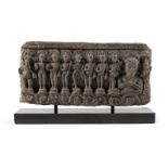 Reliefpaneel aus dunkelgrauem Phylit mit Darstellung der neun Planeten, Navagraha