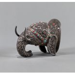 Rhyton in Form eines Elefantenkopfes aus Silber besetzt mit Türkisen und Koralle