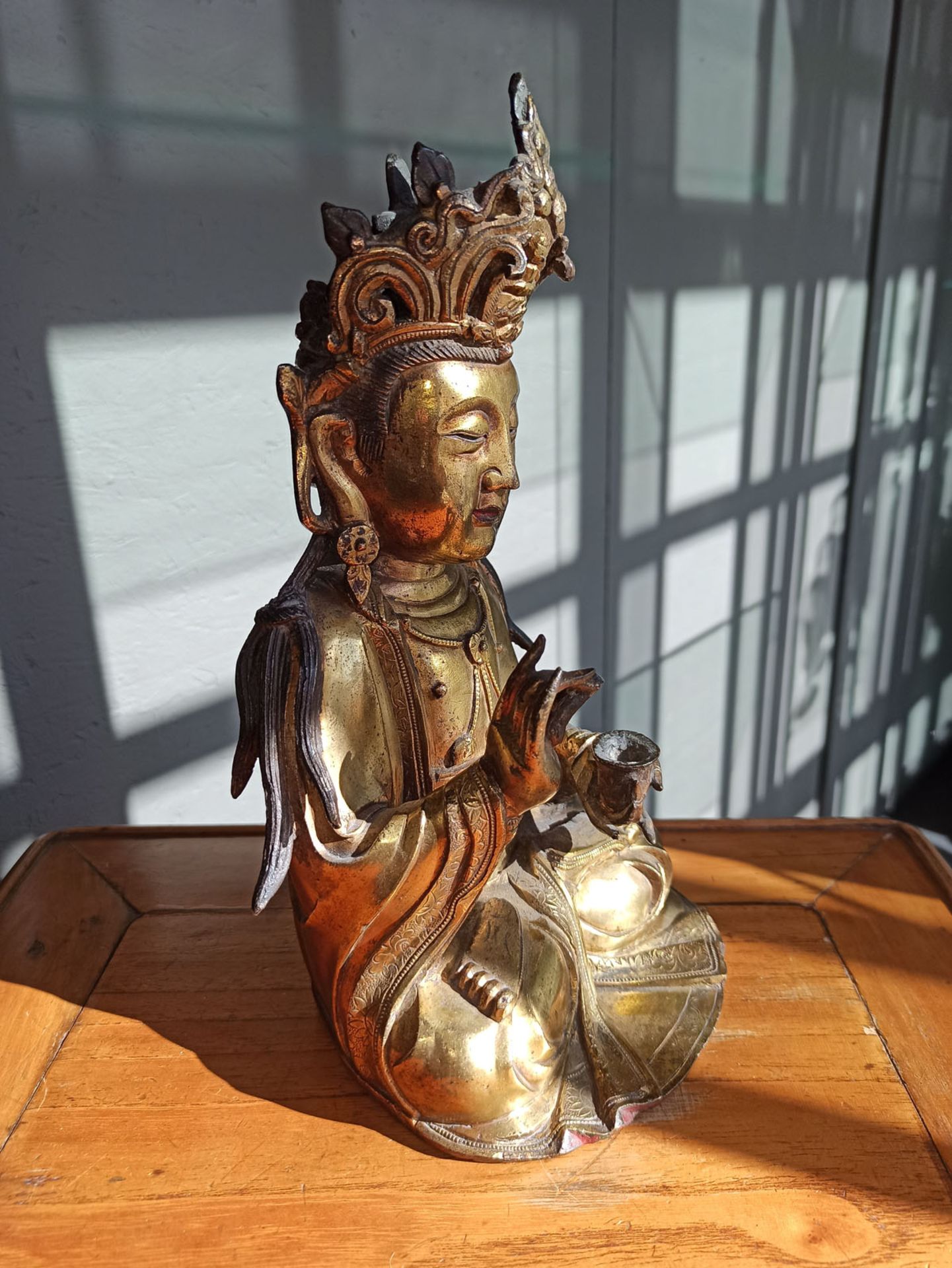 A GILT-BRONZE FIGURE OF SEATED GUANYIN - Image 8 of 10