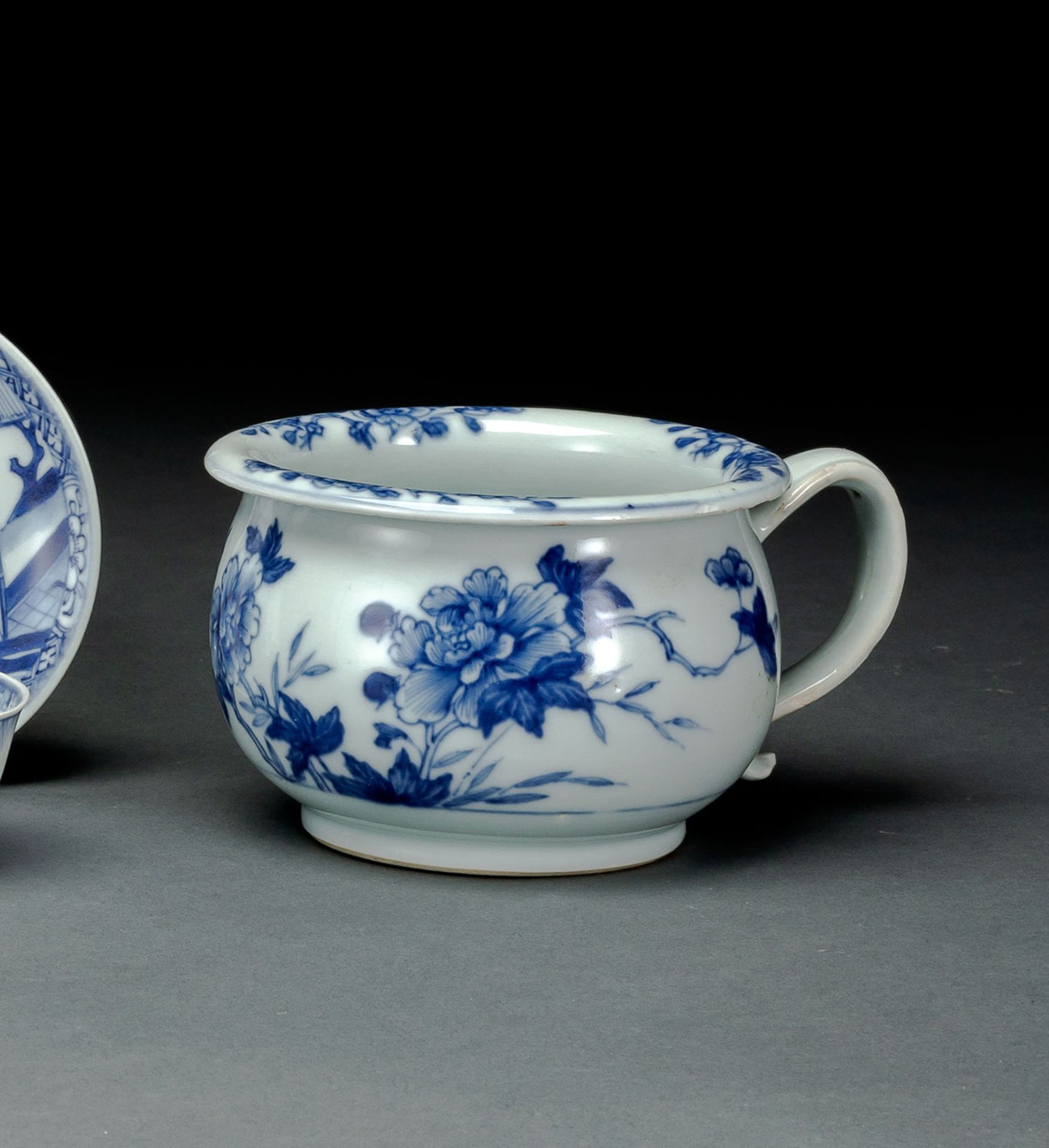A BLUE AND WHITE PORCELAIN CHAMBER POT FROM THE NANKING CARGO