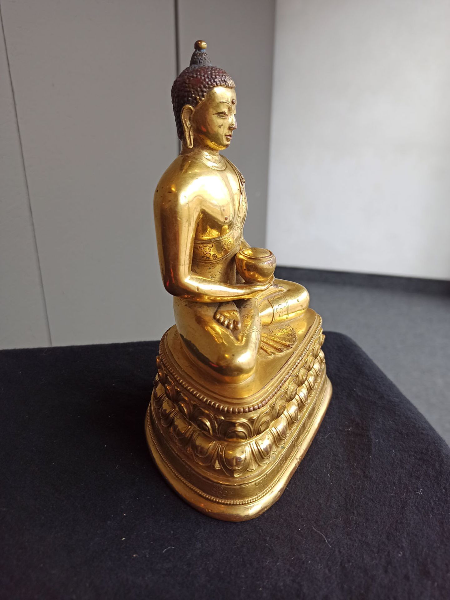 A FINE GILT-BRONZE FIGURE OF BUDDHA SHAKYAMUNI IN ZANABAZAR STYLE - Image 7 of 10