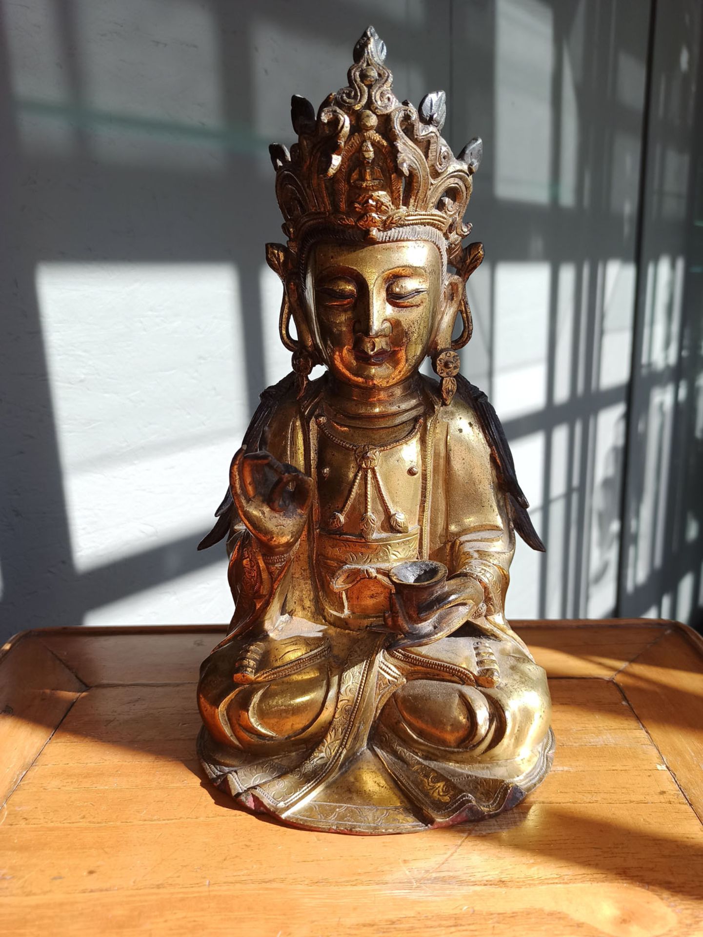 A GILT-BRONZE FIGURE OF SEATED GUANYIN - Image 6 of 10