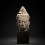 Kopf des Lokeshvara aus hellbraunem Sandstein