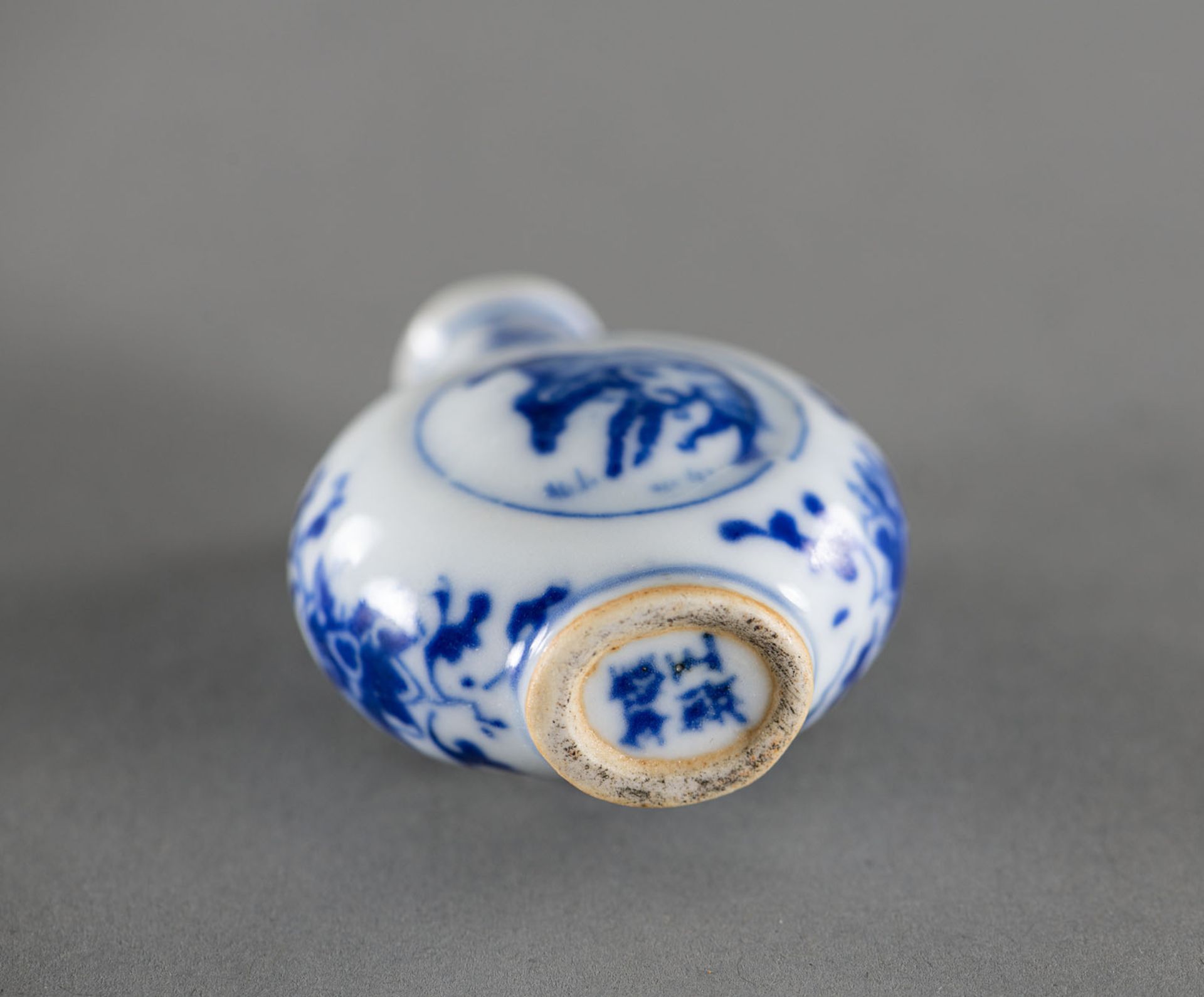 TWO GLASS AND ONE BLUE AND WHITE PORCELAIN SNUFFBOTTLE - Image 5 of 5