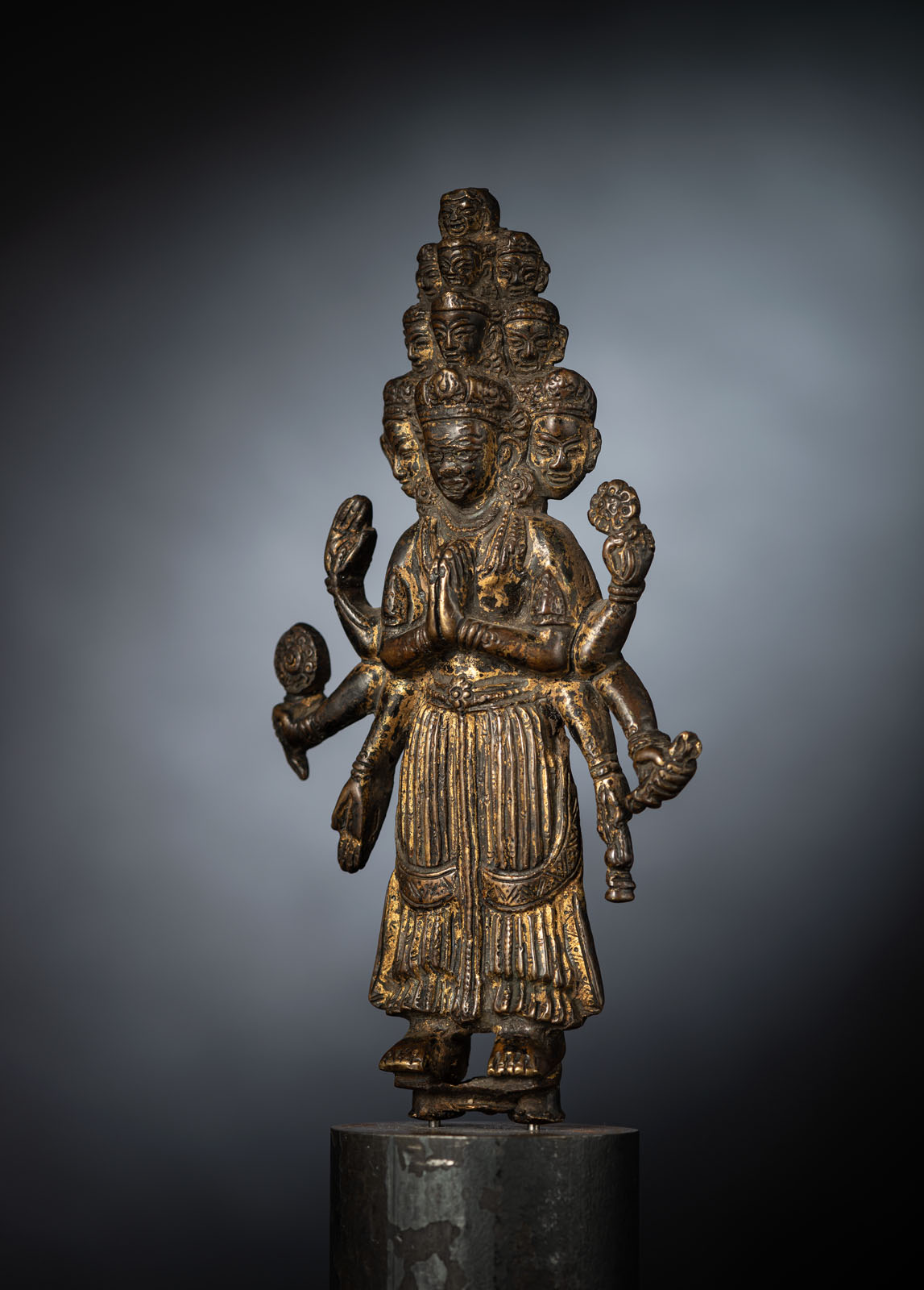 A VERY RARE BRONZE FIGURE OF EKADASHALOKESHVARA - Image 3 of 4