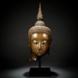 Feiner Kopf des Buddha aus Bronze auf einem Metallsockel