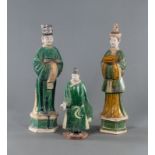 Drei Wächterfiguren aus 'sancai'-glasiertem Ton. China, Ming-Dynastie.