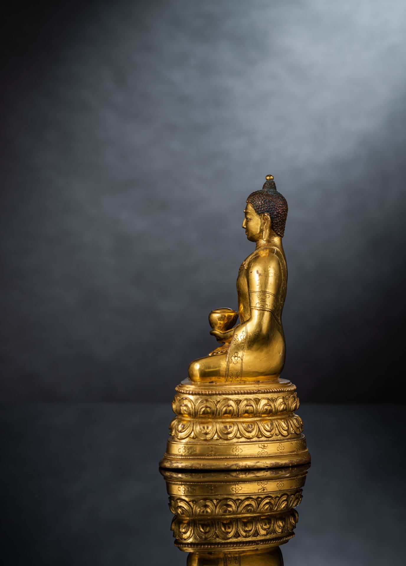 A FINE GILT-BRONZE FIGURE OF BUDDHA SHAKYAMUNI IN ZANABAZAR STYLE - Image 4 of 10