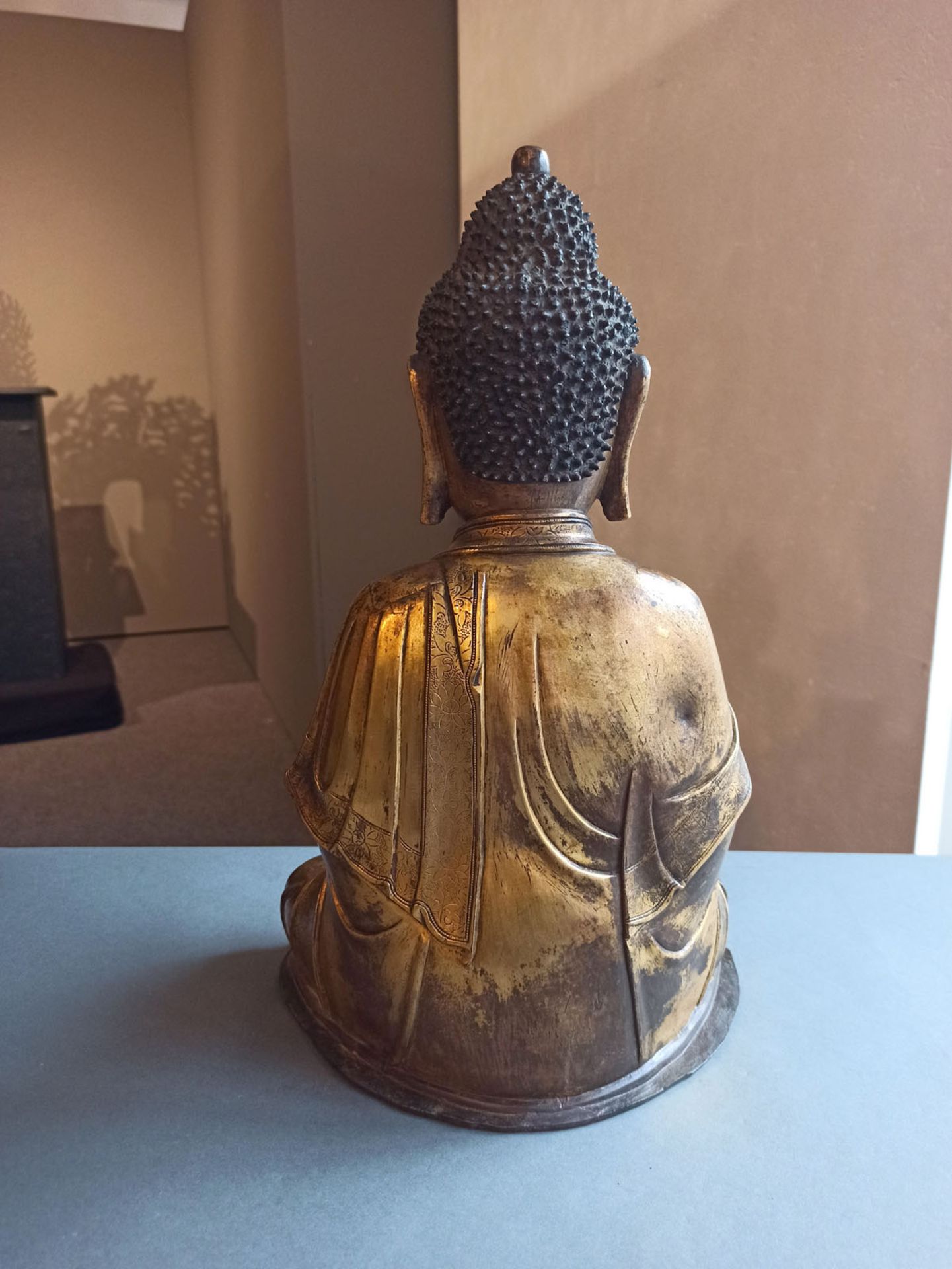 A FINE GILT-BRONZE FIGURE OF BUDDHA SHAKYAMUNI - Image 10 of 15