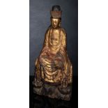 Lackvergoldete Figur des Guanyin aus Holz