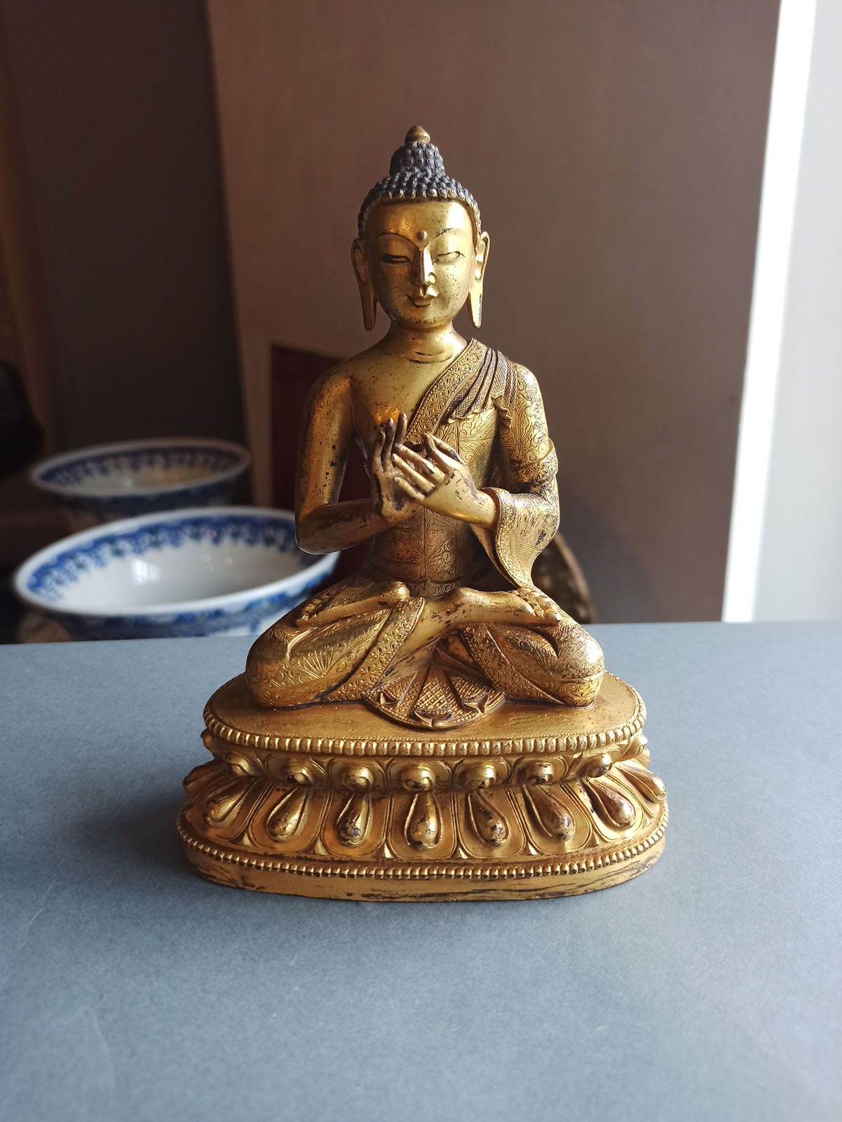 A FINE AND RARE GILT-BRONZE FIGURE OF BUDDHA SHAKYAMUNI - Image 6 of 10