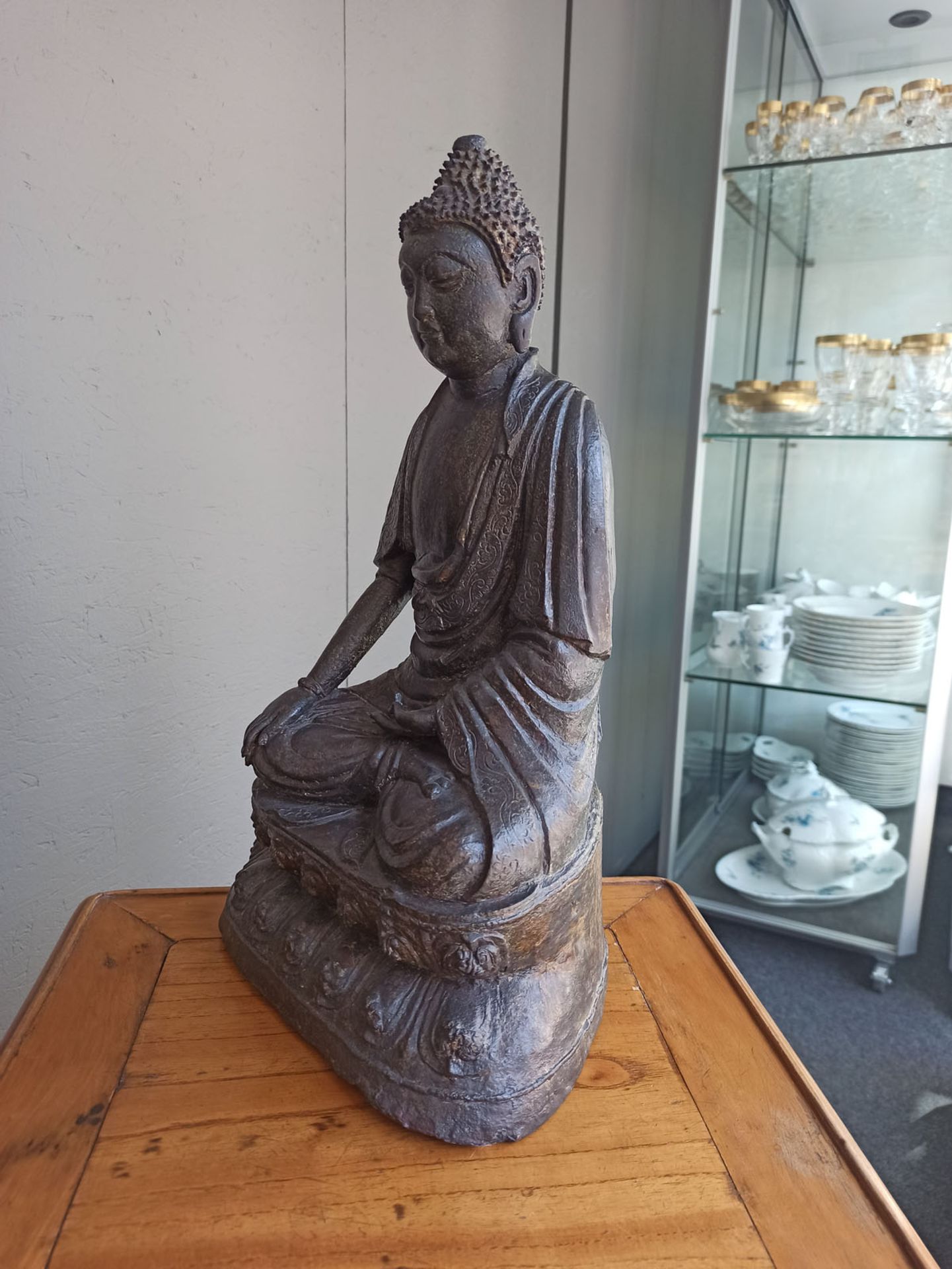 A BRONZE FIGURE OF BUDDHA SHAKYAMUNI - Image 5 of 6