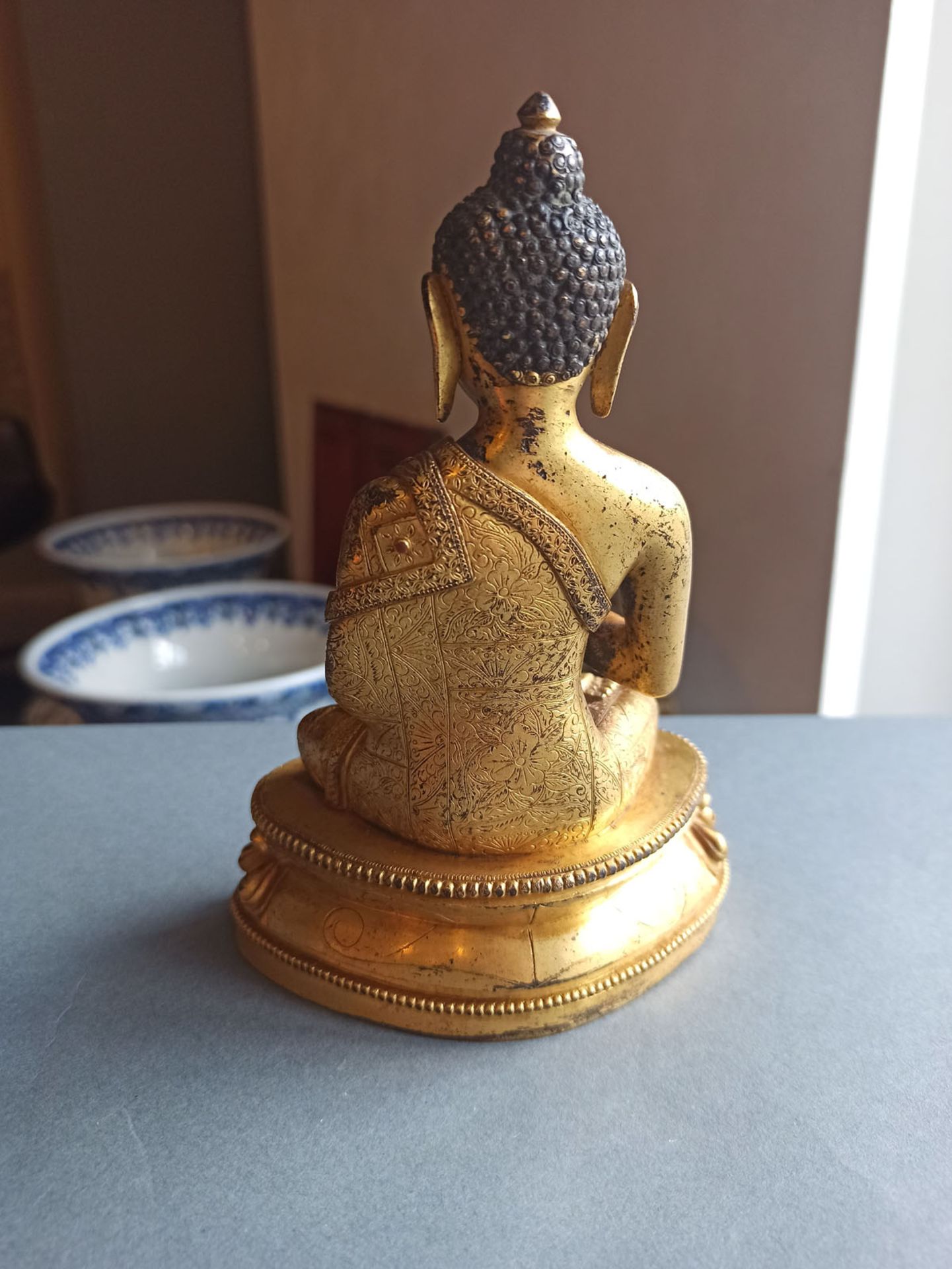 A FINE AND RARE GILT-BRONZE FIGURE OF BUDDHA SHAKYAMUNI - Image 8 of 10