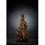 Feine und seltene Holzfigur des Guanyin auf einem Lotos mit Vergoldung und Resten von Fassung