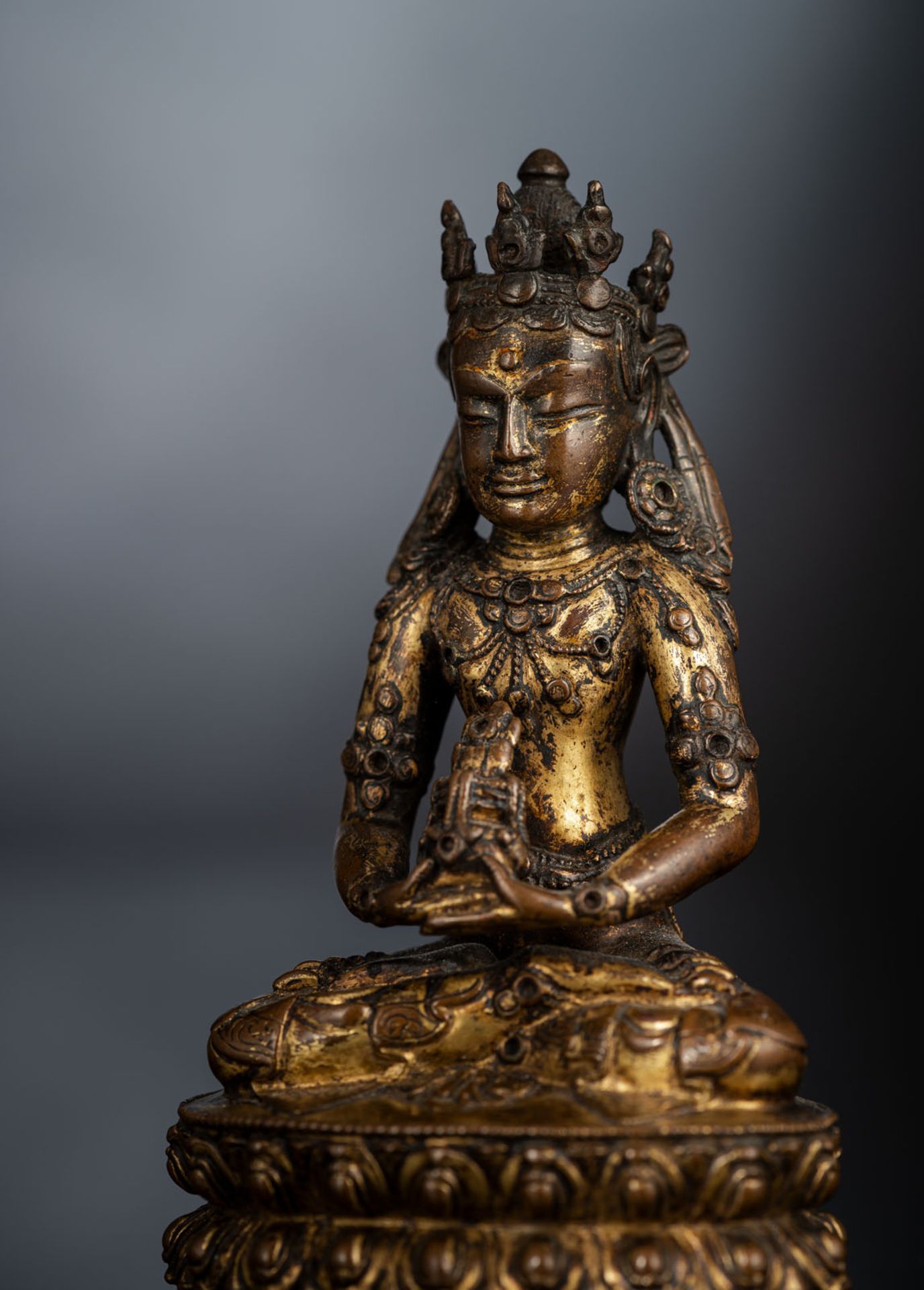 A FINE GILT-BRONZE FIGURE OF AMITAYUS - Image 4 of 4