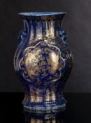 Puderblau glasierte Vase mit feinem Phönix- und Drachendekor in Goldmalerei