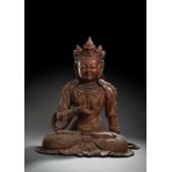 Große Holzfigur eines sitzenden Bodhisattva mit Resten von Lackauflage und Vergoldung
