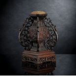 Stand aus Hongmu mit vergoldetem Bronzebeschlag