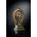 Bronze des Vishnu auf einem Sockel stehend