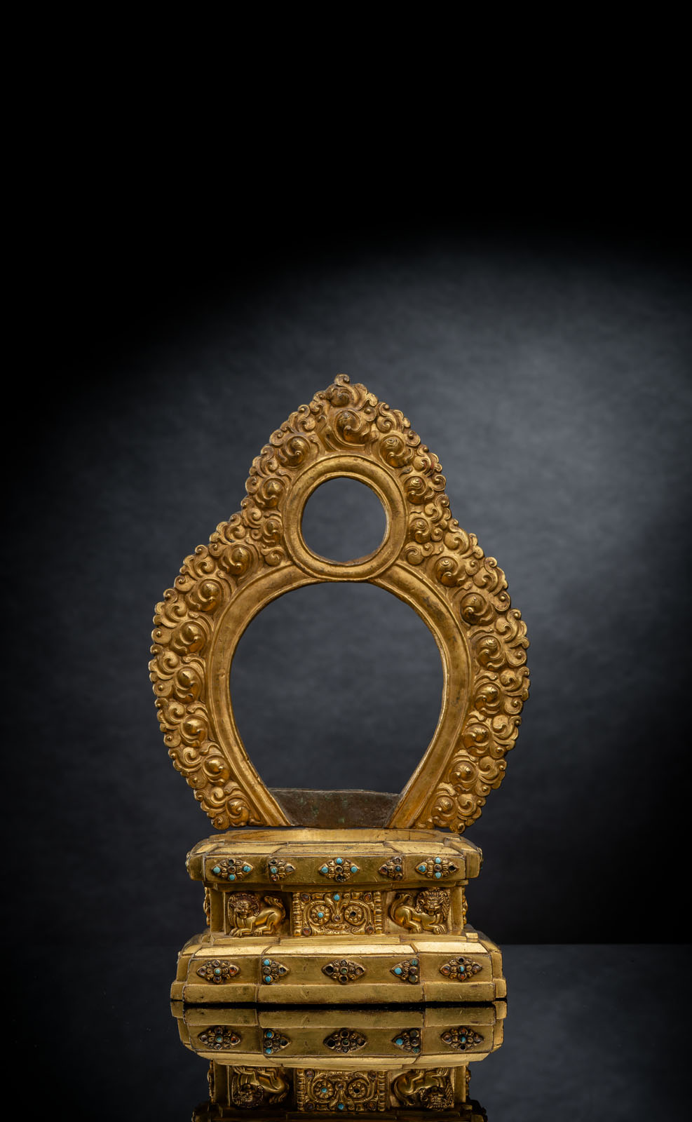 A FINE GILT-BRONZE THRONE