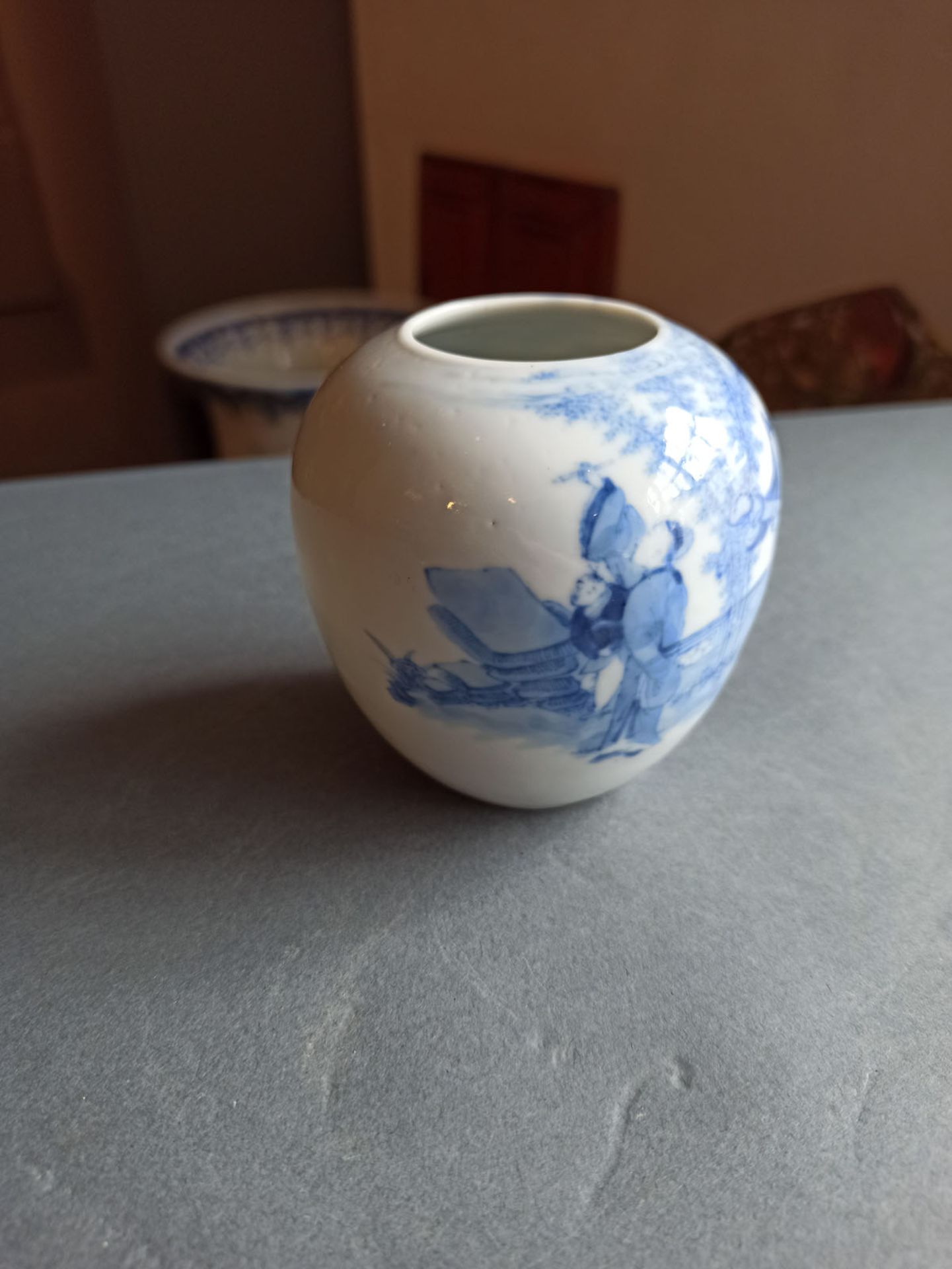 A GLOBULAR BLUE AND WHITE PORCELAIN WITH SCHIOLARS LOOKING AT A CALLIGRAPHY - Image 4 of 7