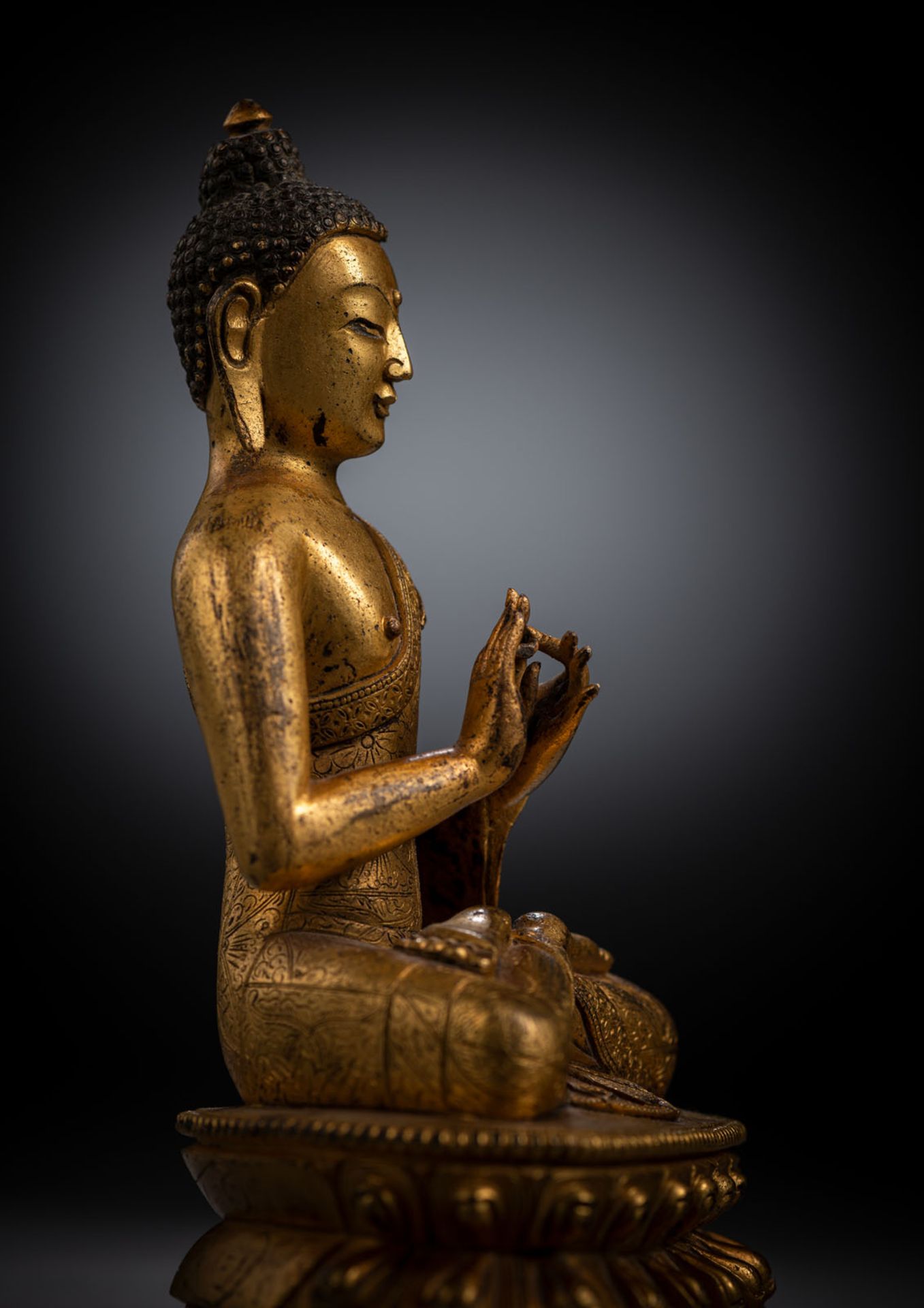 A FINE AND RARE GILT-BRONZE FIGURE OF BUDDHA SHAKYAMUNI - Image 5 of 10