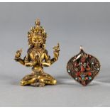 Anhänger mit Manjushri aus eingelegter Koralle und Türkisen und kleine Bronze der Shadakshari
