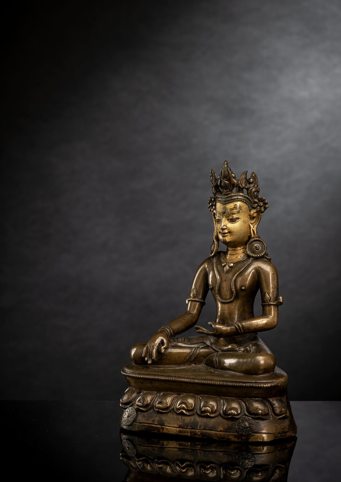 A FINE BRONZE FIGURE OF BUDDHA SHAKYAMUNI - Image 2 of 3