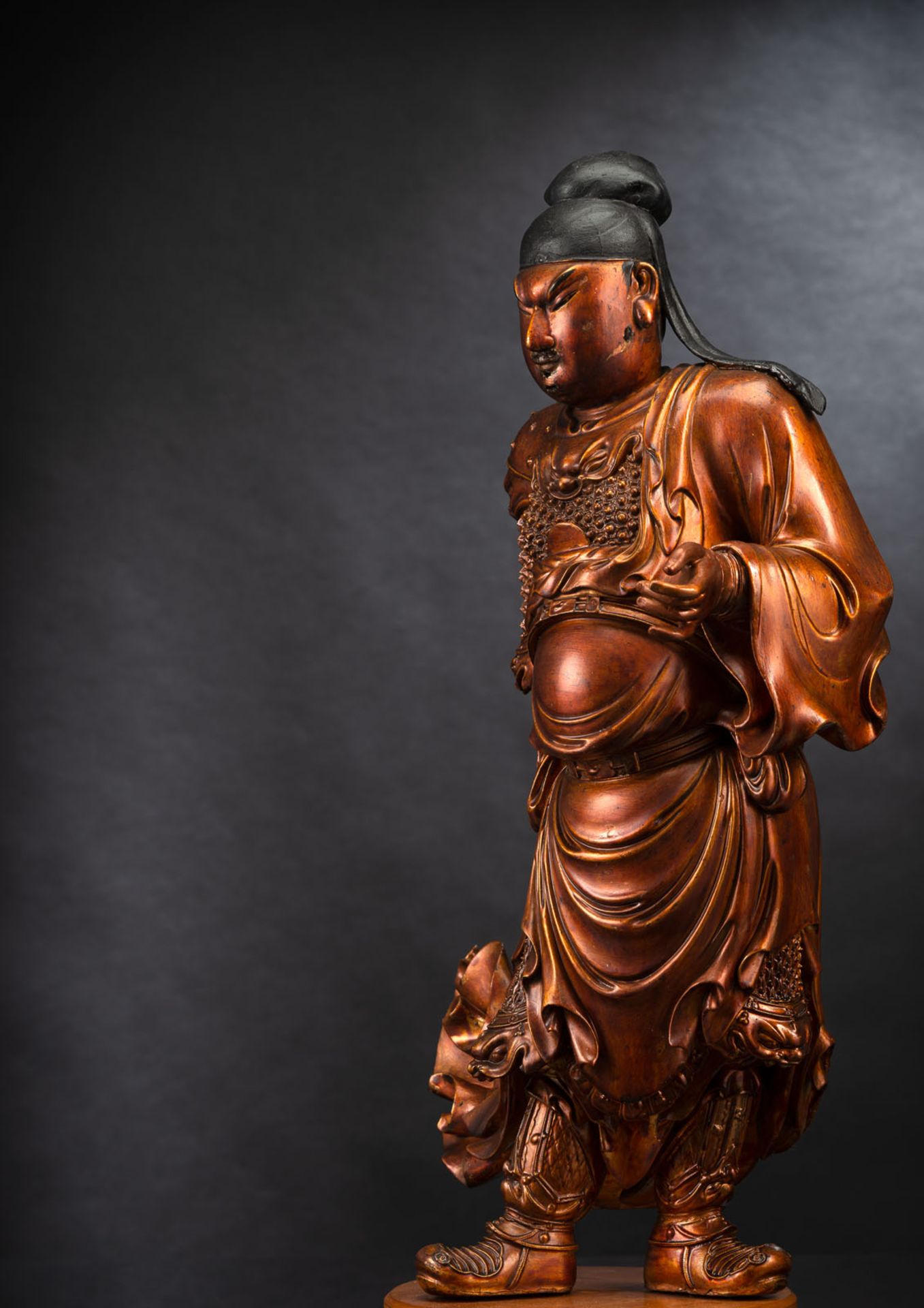 A FINE CARVED GILT-LACQUERED WOOD FIGURE OF A STANDING GUARDIAN - Image 2 of 2