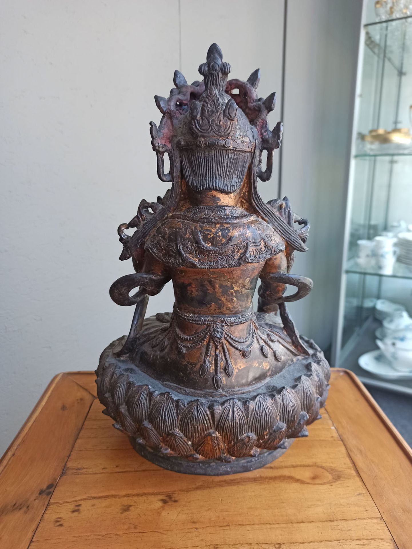 A FINE BRONZE FIGURE OF GUANYIN - Image 4 of 6