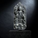 Stele des Vishnu aus schwarzem Phyllit