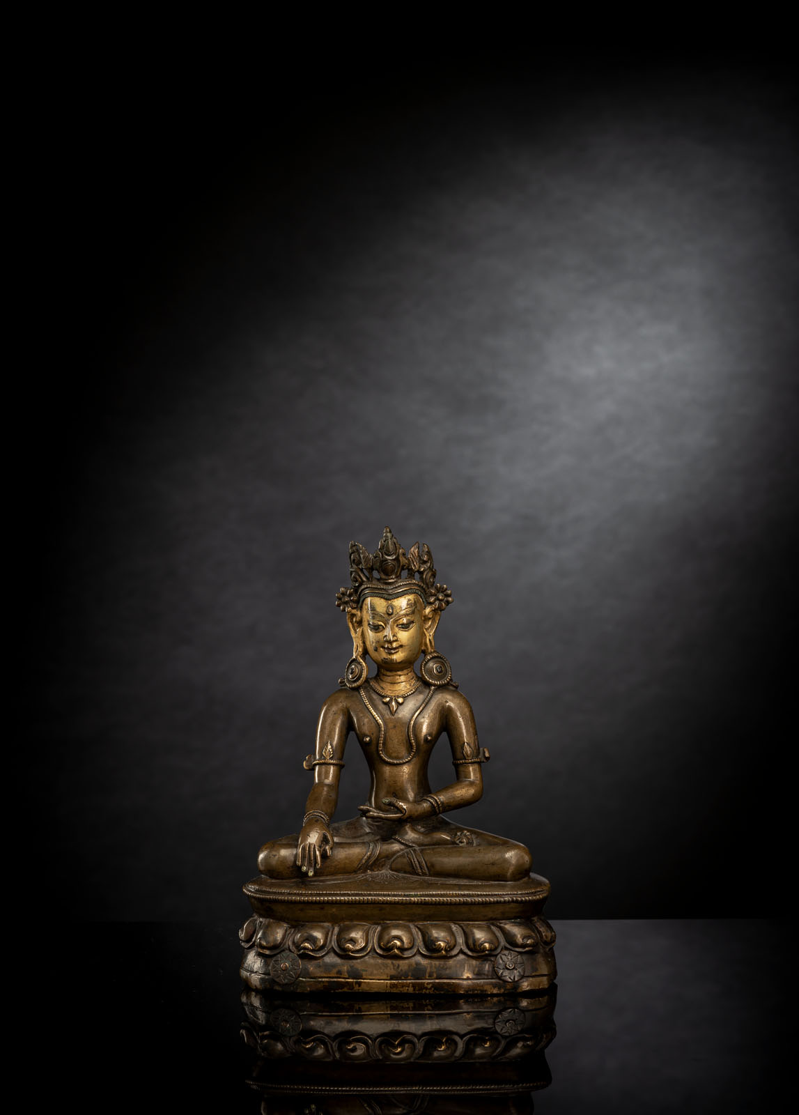 A FINE BRONZE FIGURE OF BUDDHA SHAKYAMUNI