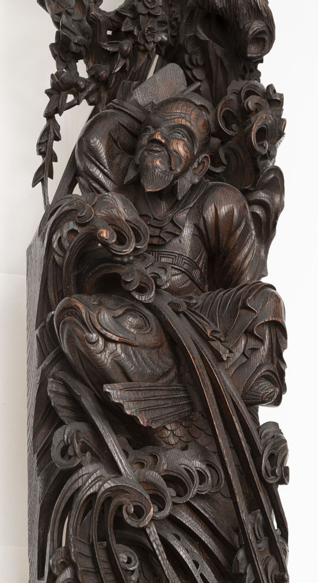 A RELIEF CARVED WOOD ARCHWAY DEPICTING DRAGONS AND FIGURES - Image 4 of 4