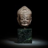 Feiner Kopf des Buddha Shakyamuni aus braungrauem Stein