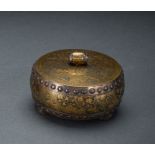 Trommelförmiges Deckeldöschen aus Eisen mit Gold- und Silbertauschierung im Komai-Stil
