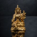 Feuervergoldete Bronze der Tara auf einem Lotos, eine Vase in der linken Hand haltend