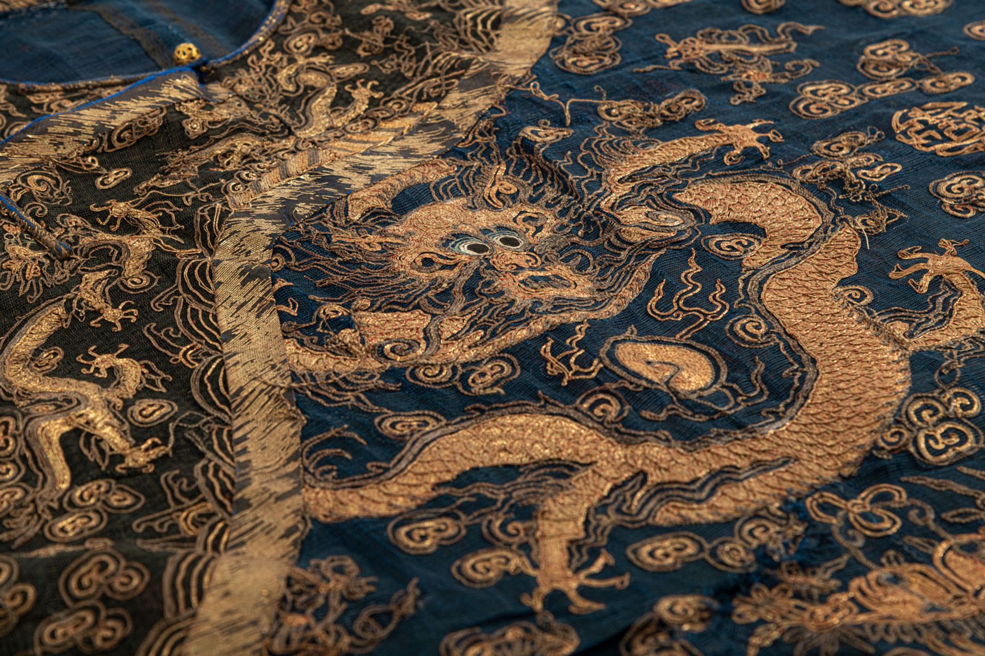 NAVY BLUE DRAGON ROBE (JIFU) IN SHA AND GOLD EMBROIDERY FOR A GENTLEMAN - Image 4 of 8