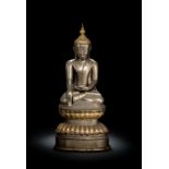 Bronzefigur des Buddha Shakyamuni mit Resten von Lackvergoldung und Fassung