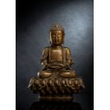 Große Bronze des Buddha Shakyamuni auf einem Lotossockel mit großflächig erhaltener Lackvergoldung
