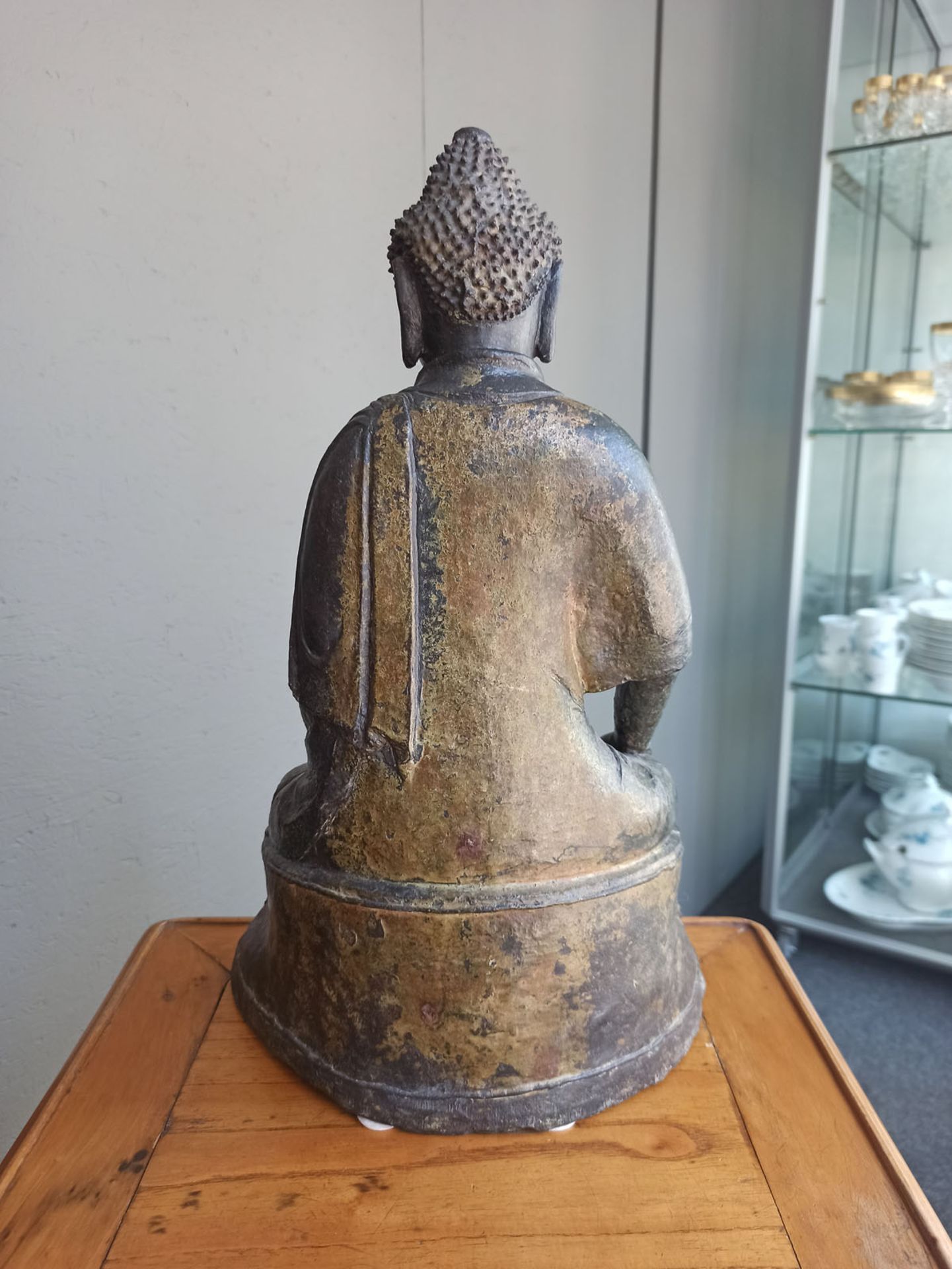 A BRONZE FIGURE OF BUDDHA SHAKYAMUNI - Image 4 of 6